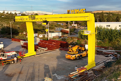 Double-girder gantry crane for outdoor industrial lifting